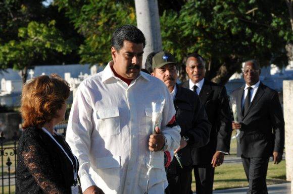Maduro encabezó a los invitados extranjeros que colocaron flores a Fidel. Foto: Periódico Sierra Maestra