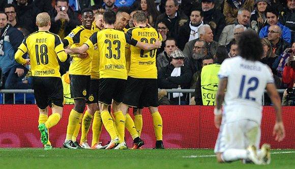 Marcelo, arrodillado sobre el césped, mientras los jugadores del Dortmund celebran el segundo gol. Foto: Getty.
