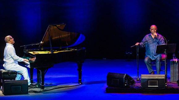 El pianista cubano Miguel Núñez y el cantautor Pablo Milanés durante la presentación álbum titulado Flores del futuro, en el 32 Festival Internacional Jazz Plaza, en el Teatro Mella, en La Habana, el 17 de diciembre de 2016. ACN FOTO/Marcelino VAZQUEZ HERNANDEZ/sdl.