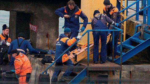 Personal de rescate trasladan el cadáver de un pasajero del avión Tu-154. Foto: AFP.