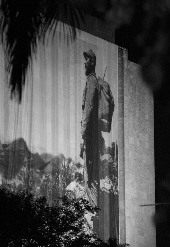 Al filo de la medianoche se dejaban ver cintas de luz en medio de la espesa oscuridad que se cernía sobre la Plaza de la Revolución, en La Habana. Foto: L Eduardo Domínguez/ Cubadebate.
