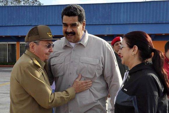 Raúl despidió a Maduro en el aeropuerto internacional de La Habana, 15 de diciembre de 2016. Foto: Estudios Revolución