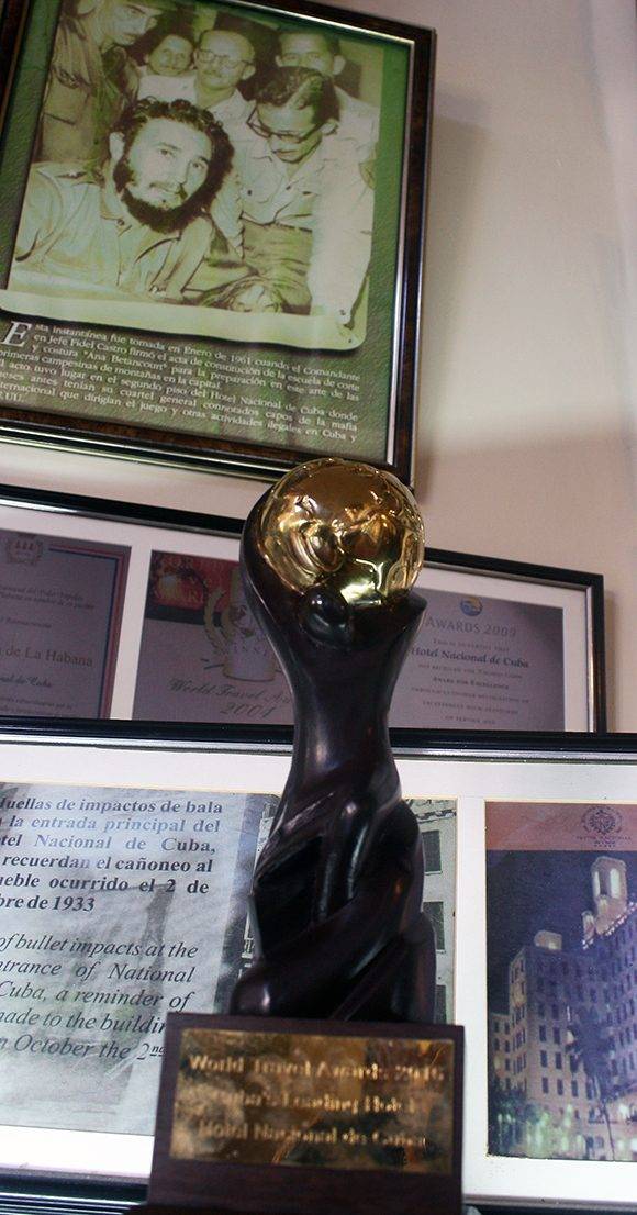 Trofeo que se corresponde con el Premio World Travel Awards, recibido en 12 ocasiones por el Hotel Nacional. Foto: José Raúl Concepción/ Cubadebate.