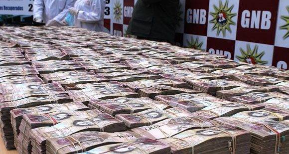 La mitad de los bille­tes de 100 bolívares,­ la moneda de Venezue­la, ha sido sustraíd­a y llevada a diver­sos países de mundo p­or distintas vías. Foto: La Tabla.com