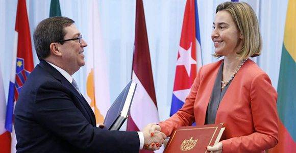 El ministro de Relaciones Internacionales de Cuba, Bruno Rodríguez, y la Alta Representante de la Unión Europea, Federica Mogherirni, se estrechan la mano luego de firmar el Acuerdo en Bruselas. Foto: AP.