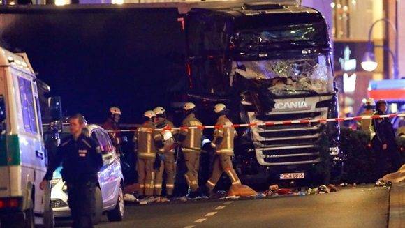 Al menos nueve personas murieron y 50 resultaron heridas al ser arrolladas por un camión que irrumpió en la zona peatonal de un mercadillo navideño en Berlín, informó la policía alemana. 