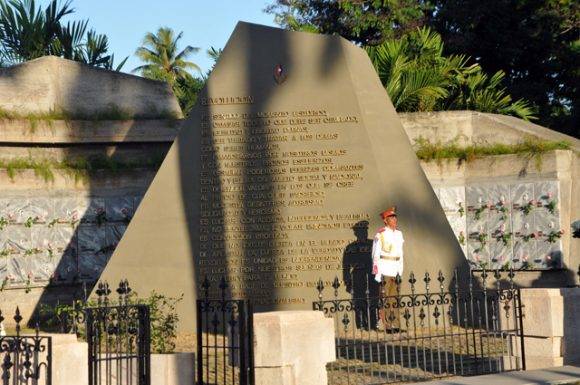 Honras fúnebres del Comandante en Jefe de la Revolución Cubana Fidel Castro Ruz, en el Cementerio Santa Ifigenia. Foto: Periódico Sierra Maestra