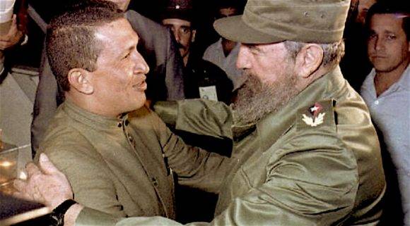 Hugo Chávez y Fidel Castro, la noche de su primer encuentro en La Habana, el 13 de diciembre de 1994. Foto: Estudios Revolución