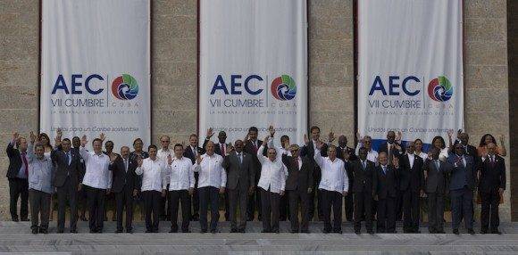 Foto de familia de la VII Cumbre de la Asociación de Estados del Caribe (AEC), en segmento oficial, desde el Palacio de la Revolución en La Habana. Foto: Ismael Francisco/ Cubadebate