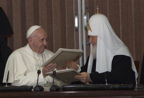 Intercambio de regalos entre el Papa Francisco y el Patriarca Kirill. Foto: Ismael Francisco/ Cubadebate