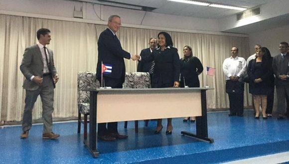 En el acto estuvieron presentes Eric Schmidt, presidente ejecutivo de Google, y Mayra Arevich Marín, presidente ejecutivo de ETECSA. Foto: Oscar Figueredo Reinaldo/ Cubadebate.