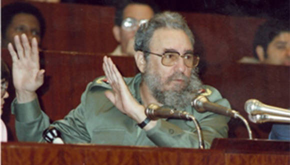 En la clausura del III Congreso de la Federación de Estudiantes Universitarios (FEU), el 10 de enero de 1987 / Autor: Estudios Revolución / Sitio Fidel Soldado de las Ideas.