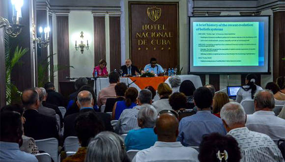 Participantes en la conferencia del Premio Nobel de Economía, Joseph Stiglitz, realizada en el Hotel Nacional de Cuba, el 6 de diciembre de 2016. ACN FOTO/ Abel PADRÓN PADILLA/ rrcc
