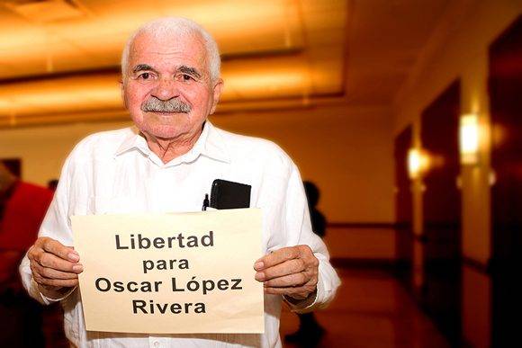 El pueblo puertoriqueño logró sobrepasar las 100,000 firmas para reclamar la excarcelación del prisionero político puertorriqueño Oscar López Rivera. Foto: Cortesía del Autor.