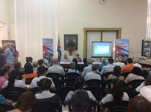 Público asistente a la presentación del libro "En cada latido dle combate". Foto: María del Carmen Ramón/ Cubadebate.