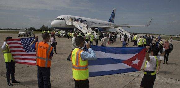Llegada a Santa Clara del avión de JetBlue que inaugura la ruta Cuba-EEUU, después de más de medio siglo. Foto: Ismael Francisco/ Cubadebate