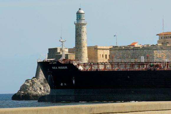 Barco mercante atraviesa la Bahía de la Habana. Foto: Heriberto González Brito.