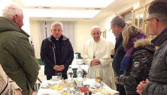Papa Francisco en desayuno con personas sin hogar en la Casa Santa Marta. Foto: L'Osservatore Romano.