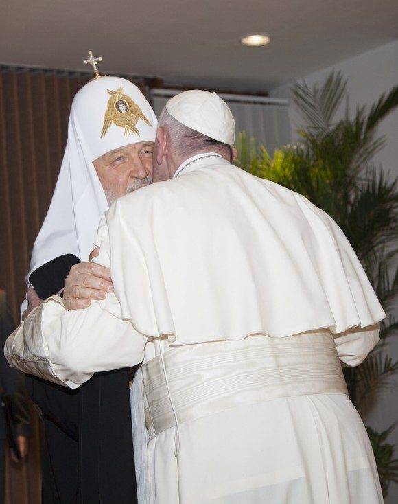 El primer abrazo de un Papa y un Patriarca en mil años. Foto: Ismael Francisco/ Cubadebate