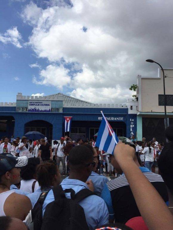 Pueblo de la ciudad de Santiago de Cuba al paso de la caravana #TributoAFidel