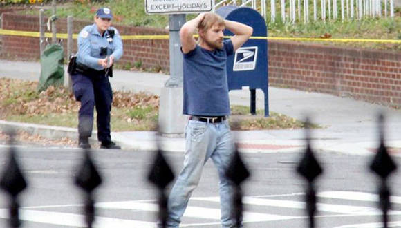 Cuando se dio cuenta de que estaba rodeado, el atacante se rindió y entregó sus armas. Foto: AP.