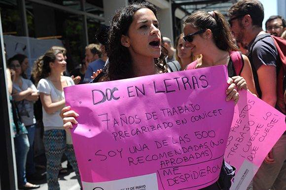 Jóvenes científicos protestas contra ajustes del presidente Mauricio Macri: Foto: Télam. 