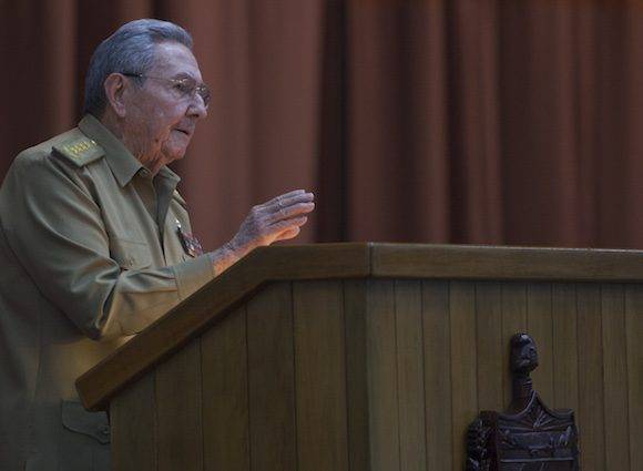 Raúl Castro interviene en el plenario de la Asamblea Nacional del Poder Popular este 27 de diciembre de 2016. Foto: Ladyrene Pérez/ Cubadebate