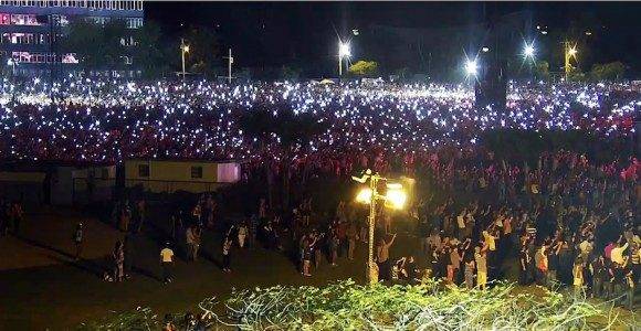 La hora de los conectados: miles de personas prendieron las luces de móviles para acompañar a The Rolling Stones en el Concierto. Foto: Cubadebate.