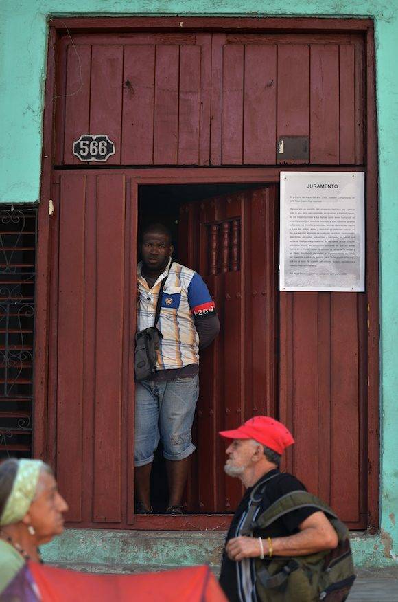 Santiago de Cuba con el brazalete del M-26-7. Foto: Héctor Planas/ Resumen Latinoamericano.