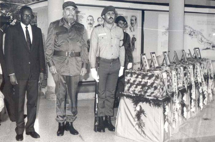 Fidel Castro y el entonces presidente de Angola José Eduardo Dos Santos, rindieron la última guardia de honor a los internacionalistas caídos en tierras hermanas, el 7 de diciembre de 1989. Fuente: Granma/ Sitio Fidel Soldado de las Ideas .
