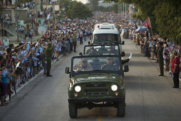 Avanza la Caravana hacia Santiago de Cuba, en el tercer día de peregrinaje por la Isla de las cenizas del Comandante en Jefe. Foto: Ladyere Pérez/ Cubadebate
