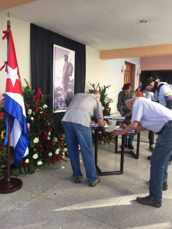 Personas llegan hasta la Embajada de Cuba en Caracas. Foto: @Cubadebate