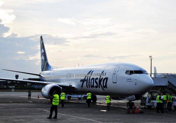 El avión de Alaska Airlines que inauguró los vuelos de esa compañía estadounidense a Cuba. Foto: Roberto Garaycoa/ Cubadebate.