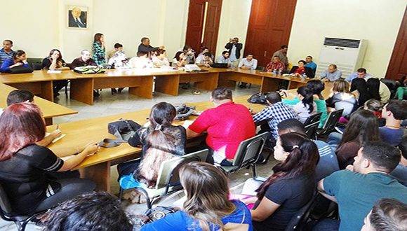 Jóvenes en la Universidad de la Habana debatieron sobre el sistema político cubano. Foto: Eddy Martin