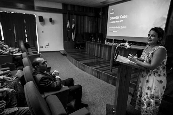 Ailyn Febles durante una sesión de Viernes TIC, el 7 de octubre de 2016. Foto: Fernando Medina Fernández/ Cachivache Media.