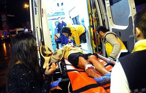 Los servicios de emergencia atienden a uno de los heridos.