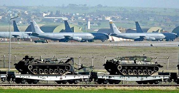 Aviones y tanques estadounidenses en la base militar de Incirlik, en Turquía. Foto: Basri Bas/ EPA.