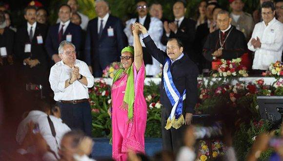 Daniel Ortega y Rosario Murillo toman posesión de sus cargos. Foto tomada de Twitter.