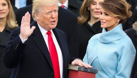 El momento en que Donald Trump jura sobre dos Biblias como presidente de Estados UnidosFoto: AP.