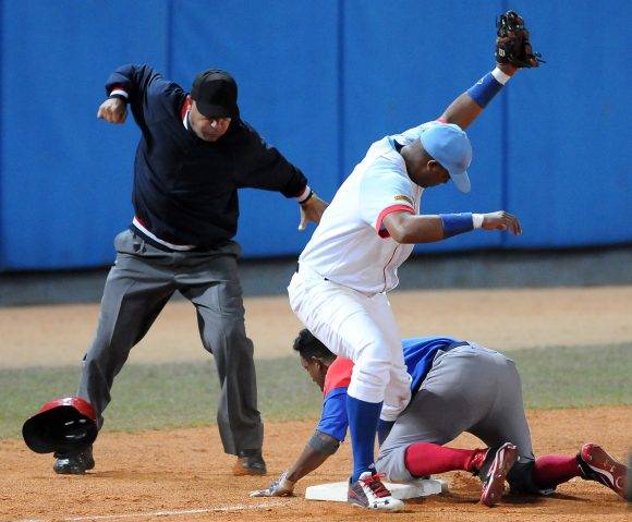 Beisbol-Serie-56-Final-CA vs GRM Segundo juego , Jugada en 3era base Roel Santos. Foto: Ricardo López Hevia / Granma / Cubadebate