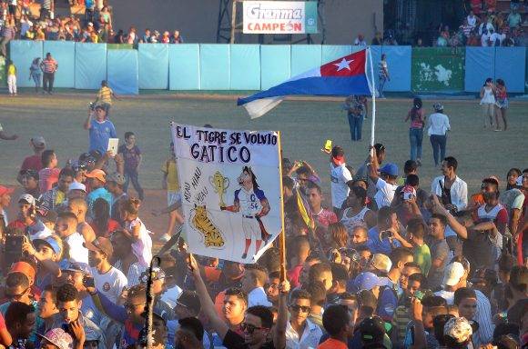 La afición se lanzó al terreno a festejar el primer título de Granma en Series Nacionales. Foto: Ricardo López Hevia / Granma / Cubadebate