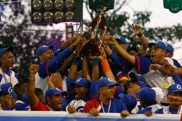Los granmenses levanta el trofeo de Campeones Nacionales de Béisbol en la Serie 56. Foto: Roberto Morejón / JIT