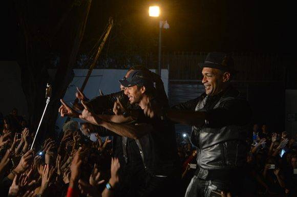 Descemer Bueno junto a Enrique Iglesias, en la filmación del videoclip "Súbeme la radio".  Foto: Marianela Duflar/ Cubadebate.