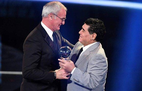 Maradona entrega el premio de mejor entrenador a Claudio Ranieri. Foto: Fabrice Coffrini/ AFP.