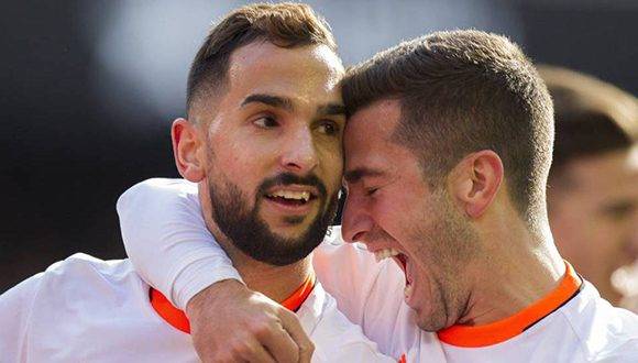 Martín Montoya y Gayá celebran uno de los goles del Valencia ante el Espanyol. Foto: EFE.