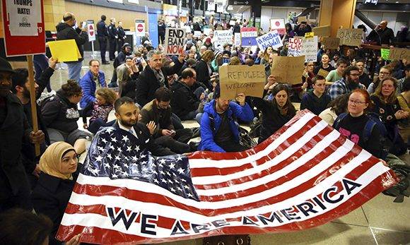 Protestas en el aeropuerto de Seattle. Foto: Genna Martin/ AP.