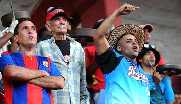 Aficionados granmenses respaldando a su equipo. Katheryn Felipe/Cubadebate