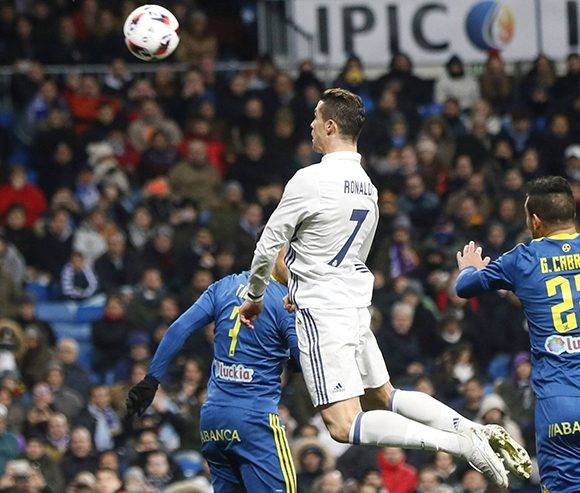 Ronaldo disputa un balón. Foto: EFE.