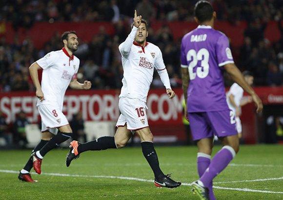Stevan Jovetic, celebra el segundo gol del equipo sevillista, durante el encuentro correspondiente a la vuelta de los octavos de final de la Copa del Rey. Foto: Julio Muñoz/ EFE.