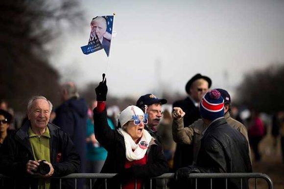 Una mujer sostiene una bandera durante la celebración número 58 de bienvenida presidencial en Washington . Foto: EFE.